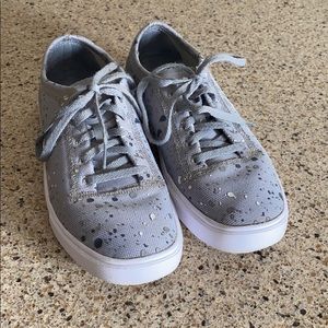 Size 6y under armour shoes